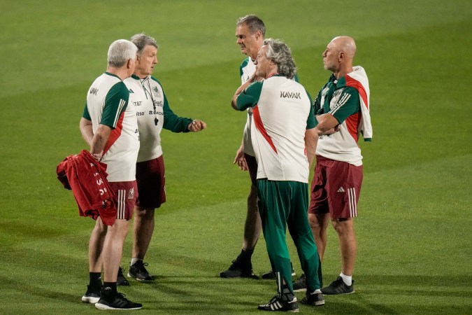 El entrenador argentino Gerardo Martino hablando con su cuerpo técnico durante un entrenamiento con la Selección de México en el Mundial Qatar 2022.