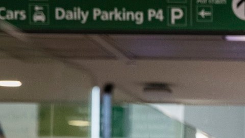 Nueva regla podría ahorrar cientos de dólares a familias en viajes de avión.