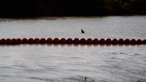 Con las boyas en el Río Grande o Río Bravo se pretende impedir el cruce de inmigrantes.