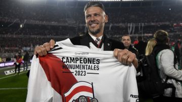 Martin Demichelis, River Plate's coach, celebrates winning the Argentina's soccer league championship after defeating Estudiantes de la Plata 3-1 at Monumental stadium in Buenos Aires, Argentina, Saturday, July 15, 2023. (AP Photo/Gustavo Garello)