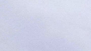 Un seguidor de Caracas FC alienta a su equipo en el Clásico Nacional en el Estadio Olímpico.