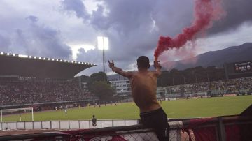 Un seguidor de Caracas FC alienta a su equipo en el Clásico Nacional en el Estadio Olímpico.