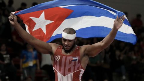 Gabriel Rosillo ganó medalla de bronce en lucha grecorromana en 97 kg.