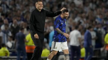 Juan Roman Riquelme, Boca Juniors vice president, left, greets Argentina's Lionel Messi prior to a qualifying soccer match for the FIFA World Cup 2026 against Uruguay at La Bombonera stadium in Buenos Aires, Argentina, Thursday, Nov. 16, 2023. (AP Photo/Matias Delacroix)