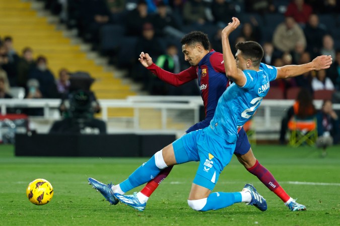 El defensor mexicano César Montes durante un encuentro de la pasada temporada del torneo español entre el Almería y el FC Barcelona.
