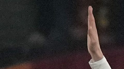 El Feyenoord vino de atrás y sacó un punto, pese a tener un hombre menos.