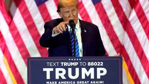 Trump acusa a Harris de plagiar su plan de eliminar impuestos a propinas de trabajadores