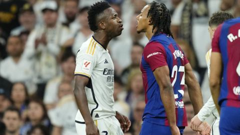 Real Madrid's Vinicius Junior, left, and Barcelona's Jules Kounde argue during the Spanish La Liga soccer match between Real Madrid and Barcelona at the Santiago Bernabeu stadium in Madrid, Spain, Sunday, April 21, 2024. (AP Photo/Jose Breton)