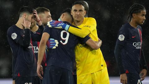 Gonçalo Ramos abrazado por Keylor Navas.