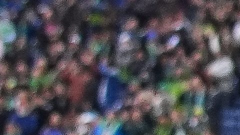 Jordan Morris, quien anotó un doblete a los Pumas, celebra un gol con sus compañeros.
