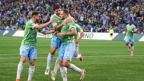 Jordan Morris, quien anotó un doblete a los Pumas, celebra un gol con sus compañeros.