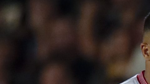 Lucas Ocampos en un partido contra el FC Barcelona.