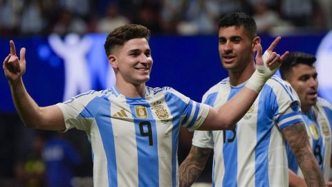 "La Araña" Álvarez celebra un gol con Argentina.