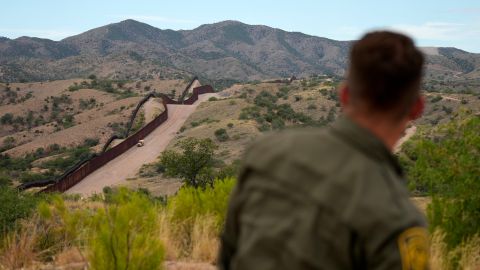 Sheriffs de Arizona critican medida que los obligaría a asumir funciones de la Patrulla Fronteriza.