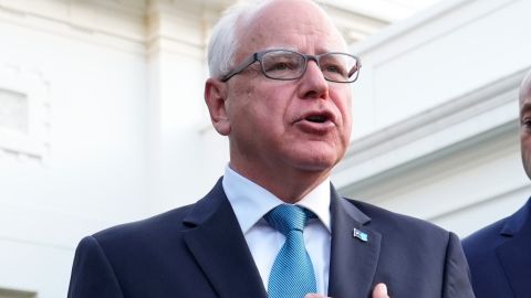 Organizaciones civiles destacan el trabajo de Tim Walz a favor de inmigrantes.