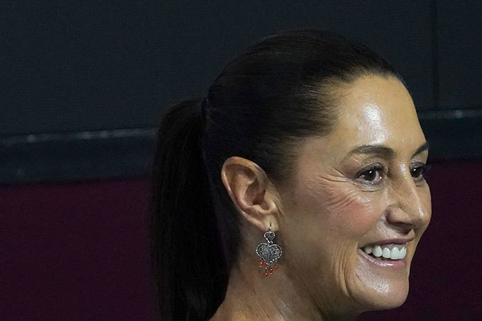 Claudia Sheinbaum recibe constancia que la acredita como presidenta electa de México