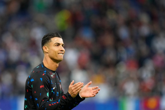 Cristiano Ronaldo no pudo ocultar su molestia con sus compañeros de equipo luego de dilapidar su ventaja en el duelo contra el Al-Hilal.