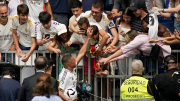 Kylian Mbappé saludando a los aficionados durante su presentación oficial como nuevo jugador del Real Madrid el pasado 16 de julio.