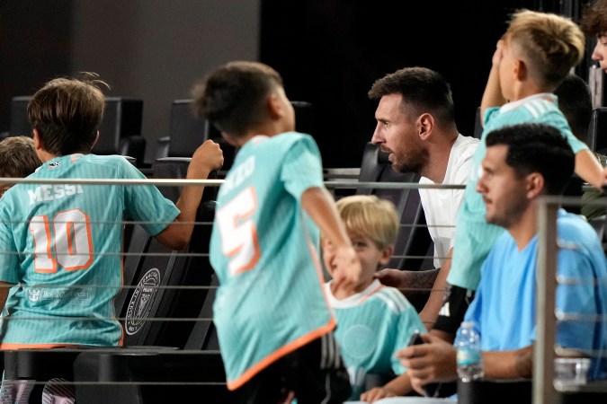 El astro argentino acompañado por su familia durante el último encuentro del Inter Miami en el Chase Stadium.