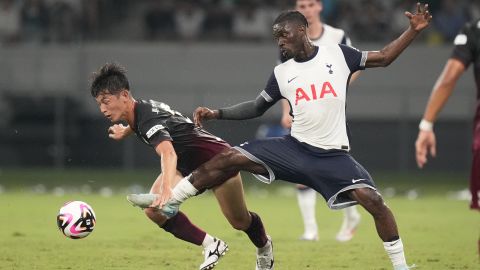 Yves Bissouma (d) disputa un balón durante un partido del Tottenham.