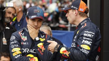 Sergio Pérez (izq.) podría convertirse en el piloto No. 1 de Red Bull por encima de Max Verstappen (der.) si empezara a ganar algunas carreras, comenta Danica Patrick al hablar sobre la realidad del mexicano en la F1.