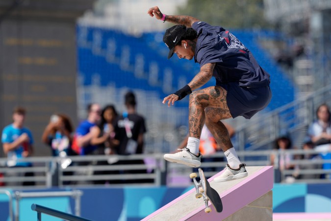 Nyjah Huston durante su actuación en la final del skateboarding de los Juegos Olímpicos París 2024, su segunda presentación en este tipo de certamen.