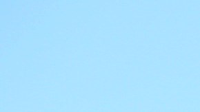 Nyjah Huston posando con su medalla de bronce y con la bandera de Estados Unidos después de su participación en el skateboarding de los Juegos Olímpicos París 2024.