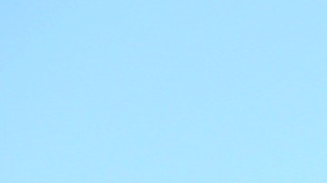 Nyjah Huston posando con su medalla de bronce y con la bandera de Estados Unidos después de su participación en el skateboarding de los Juegos Olímpicos París 2024.