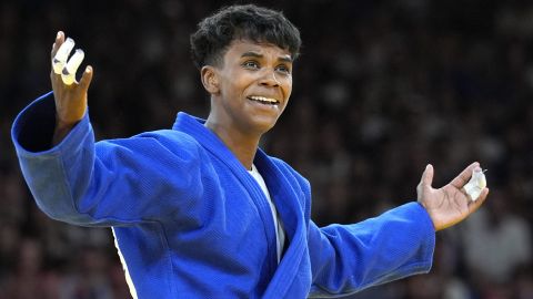 Prisca Awiti luego de su victoria en semifinales.