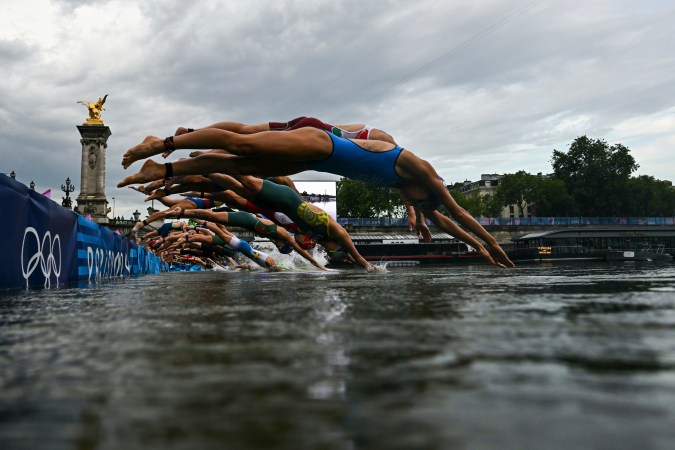 Las autoridades de los Juegos Olímpicos París 2024 en algún momento evaluaron la posibilidad de suprimir la parte del nado del triatlón convirtiendo a la prueba en un duatlón ante la situación de las aguas del río Sena.