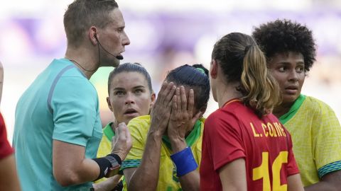 Marta se lleva las manos al rostro lamentando su expulsión.