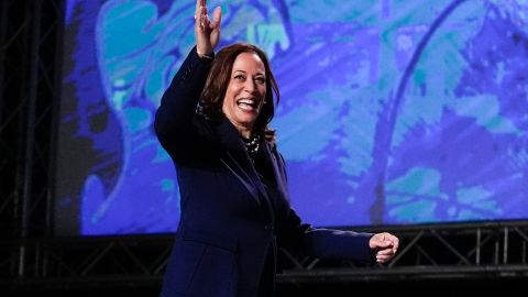 La campaña de Kamala Harris recaudó más de $200 millones de dólares en dos semanas.