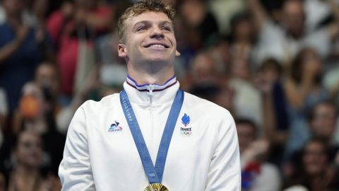 Leon Marchand con la medalla de oro.