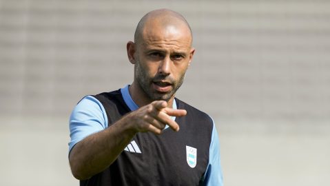Argentina's head coach Javier Mascherano gestures, during a training session, a day ahead of a quarterfinal soccer match against France, at the 2024 Summer Olympics, Thursday, Aug. 1, 2024, in Bordeaux, France. (AP Photo/Moises Castillo)
