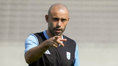 Argentina's head coach Javier Mascherano gestures, during a training session, a day ahead of a quarterfinal soccer match against France, at the 2024 Summer Olympics, Thursday, Aug. 1, 2024, in Bordeaux, France. (AP Photo/Moises Castillo)