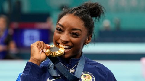 Simone Biles celebra su triunfo.