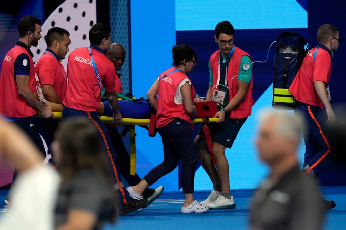 El momento en el que es sacada en camilla la nadadora eslovaca Tamara Potocka luego de que se desvaneciera este viernes en la piscina de los Juegos Olímpicos París 2024.