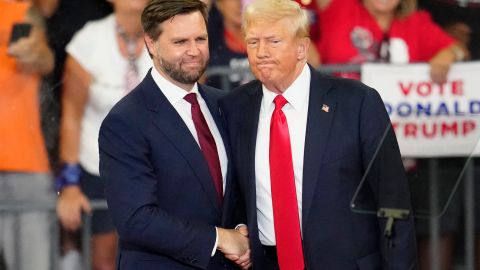 El senador J.D. Vance y el expresidente Trump.