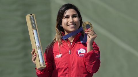 Francisca Crovetto muestra su medalla de oro.