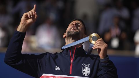 Novak Djokovic presume su medalla de oro.