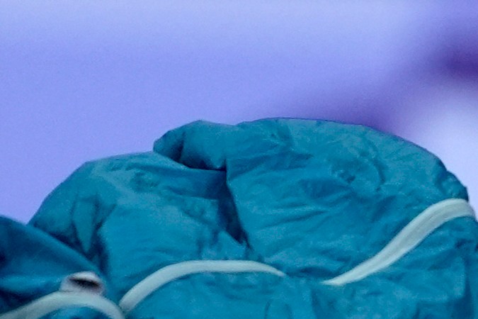 La ucraniana Yaroslava Mahuchikh es vista en completa calma tomando un descanso en su participación en la final del salto alto femenino.