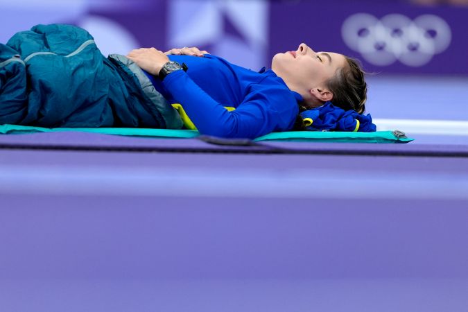 La ucraniana Yaroslava Mahuchikh es vista en completa calma tomando un descanso en su participación en la final del salto alto femenino.
