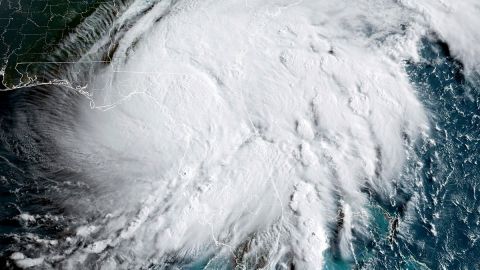 Debby toca tierra en Florida como huracán de categoría 1