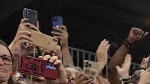 Armand Duplantis tocó la campana del Estadio de Francia, un honor reservado solo para los atletas que ganan el oro.