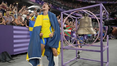 Armand Duplantis tocó la campana del Estadio de Francia, un honor reservado solo para los atletas que ganan el oro.