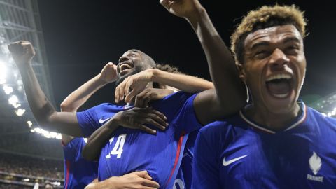 Jugadores de Francia celebran el triunfo en la semifinal contra Egipto.