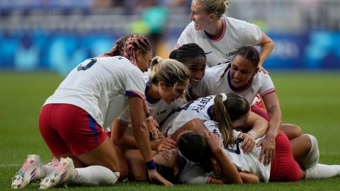 Las jugadoras de la selección estadounidense celebrando la anotación conseguida por Sophia Smith al minuto 95.