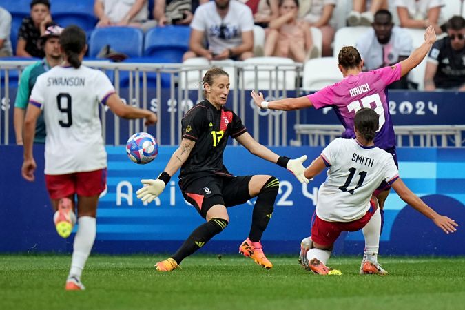 El momento en el que la delantera Sophia Smith logra la anotación que terminó definiendo el duelo de las semifinales del fútbol femenino en París 2024.