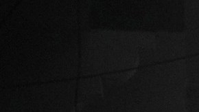 Un palestino camina entre el humo tras ataque de Israel en Deir al Balah.