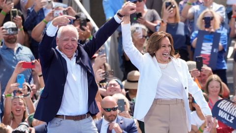 El candidato vicepresidencial demócrata, Tim Walz, con la candidata presidencial, Kamala Harris.